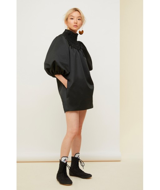 Robe courte en satin à col smocké de pas cher